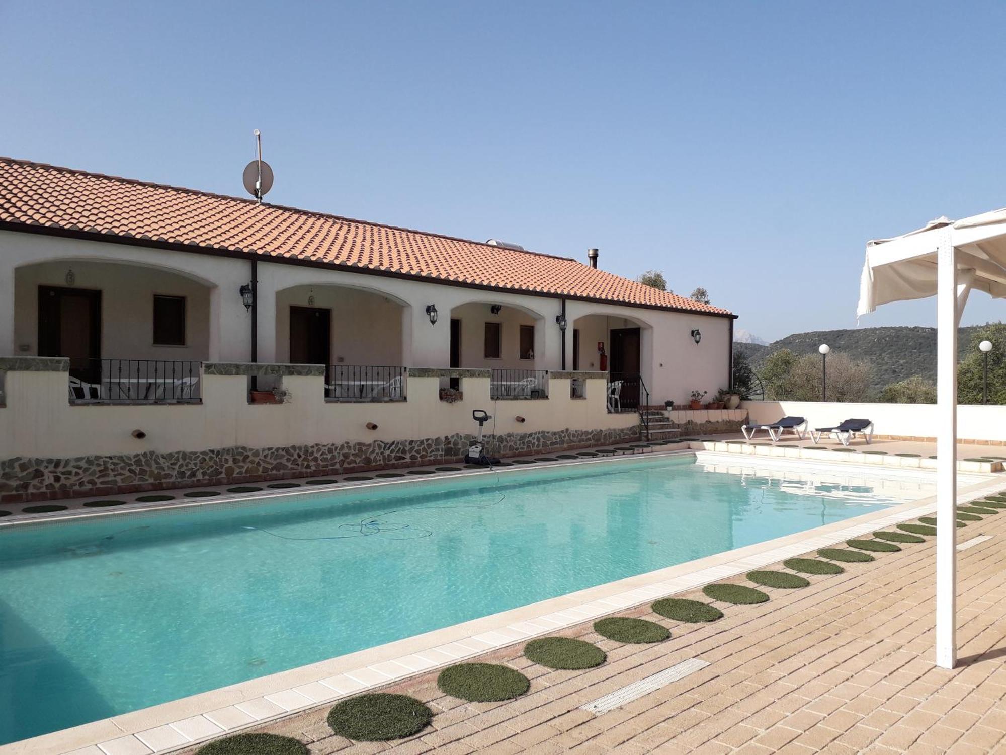 Hotel Valle Del Cedrino กัลเตลลิ ภายนอก รูปภาพ