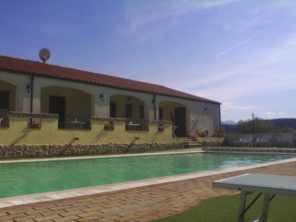 Hotel Valle Del Cedrino กัลเตลลิ ภายนอก รูปภาพ