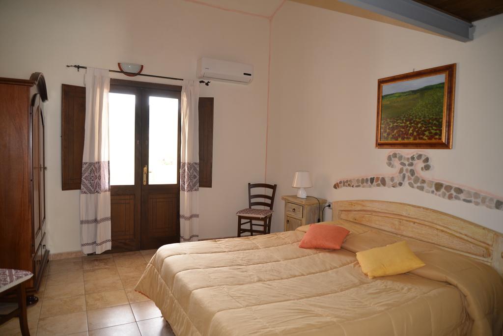 Hotel Valle Del Cedrino กัลเตลลิ ภายนอก รูปภาพ
