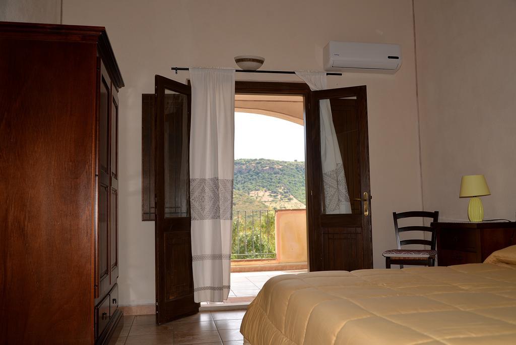 Hotel Valle Del Cedrino กัลเตลลิ ภายนอก รูปภาพ