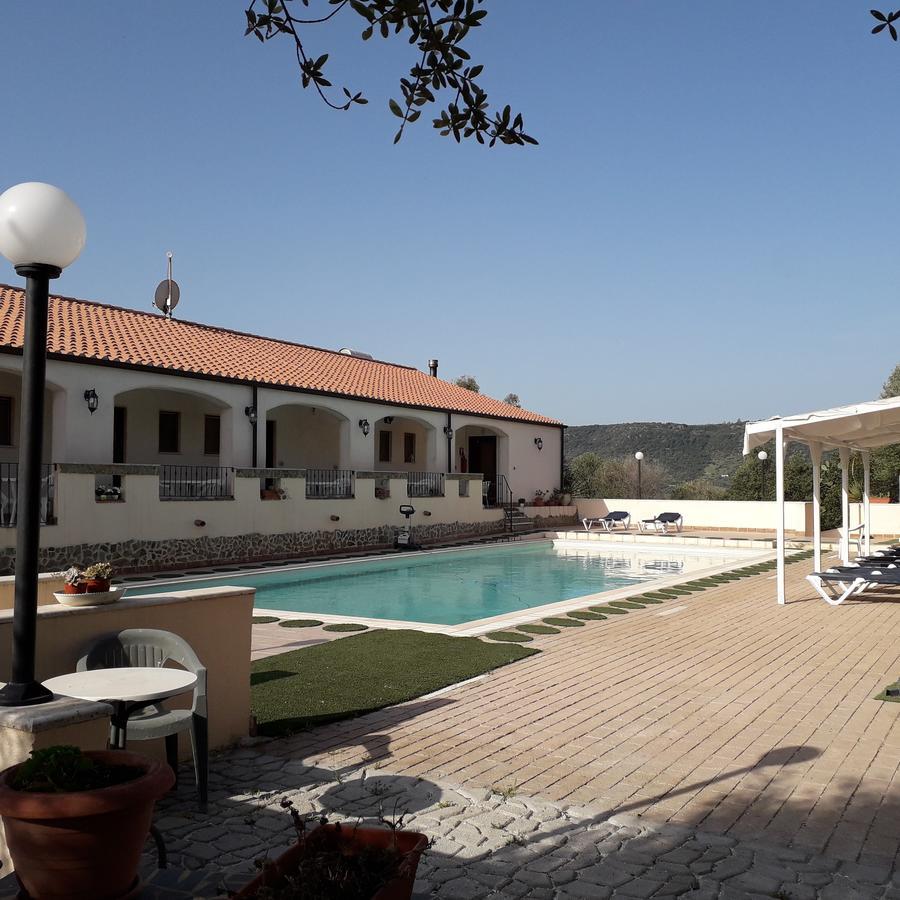Hotel Valle Del Cedrino กัลเตลลิ ภายนอก รูปภาพ