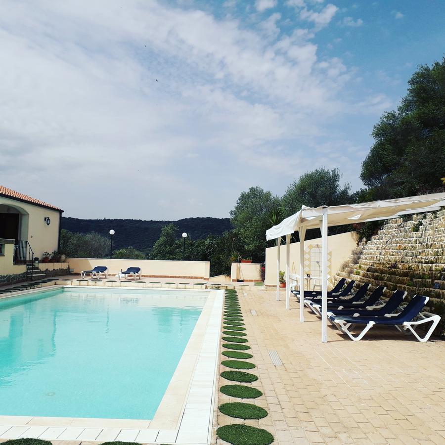 Hotel Valle Del Cedrino กัลเตลลิ ภายนอก รูปภาพ